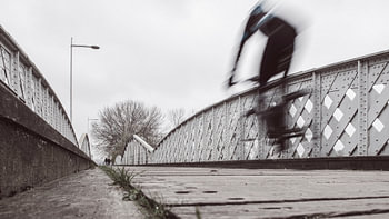 Un cycliste plein d'énergie sur le pont Mira