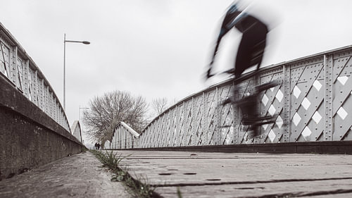 Ein dynamischer Radfahrer auf der Mirabrücke