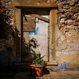 Old dilapidated facade in Ferragudo by Eddy Westdijk