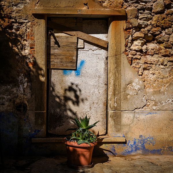 Old dilapidated facade in Ferragudo by Eddy Westdijk