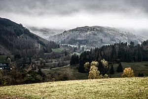 Nebelhügellandschaft Gräfentahl Thüringen - Mystische Naturdekoration für ein stilvolles Interieur