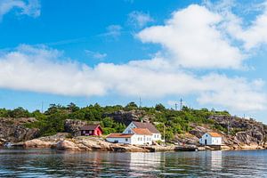 Häuser auf der Schäreninsel Monsøya in Norwegen