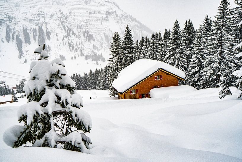 Chalet in de besneeuwde bergen van Lech, Oostenrijk van Ralf van de Veerdonk