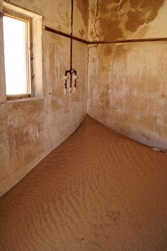 kamer vol zand van Erna Haarsma-Hoogterp