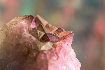Kristalle eines Amethysten in Pastellrosa und Flieder von Lisette Rijkers