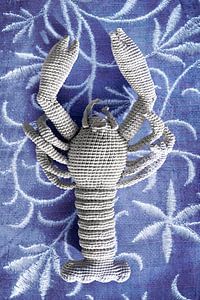 Le homard. Sur fond bleu de Delft.