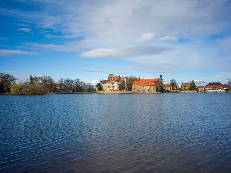 Uitzicht over de kasteelvijver naar de waterburcht van Flechtingen van t.ART