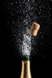 Fles met kurk en bruisende champagne van Corrine Ponsen