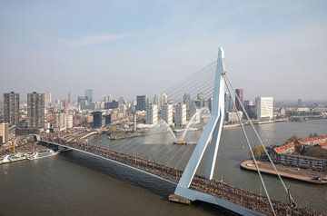 De start van de Marathon aan de voet van de Erasmusbrug in Rotterdam