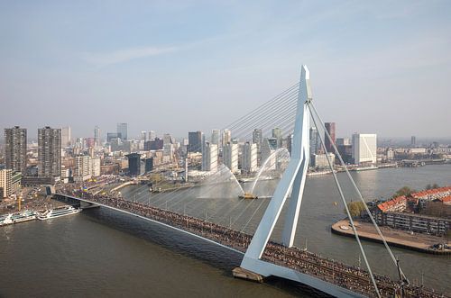 De start van de Marathon aan de voet van de Erasmusbrug in Rotterdam van MS Fotografie | Marc van der Stelt