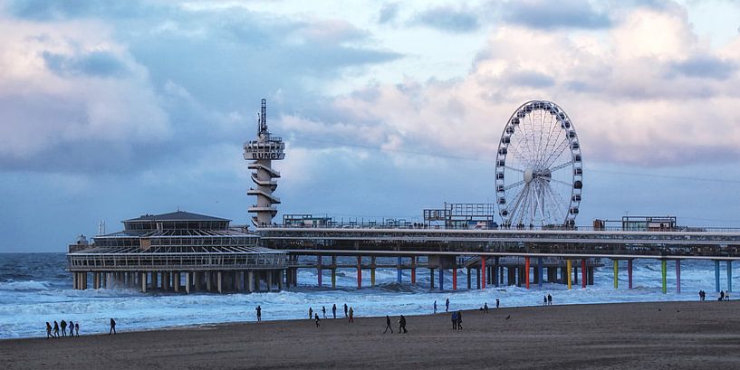 Scheveninger Pier in der Abenddämmerung von Bob Bleeker