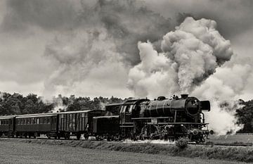 Locomotive à vapeur roulant dans la campagne sur Sjoerd van der Wal Photographie