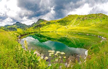 Le lac d'accumulation dans sa robe verte