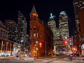Gooderham building Toronto bij nacht. van Vincent Bottema