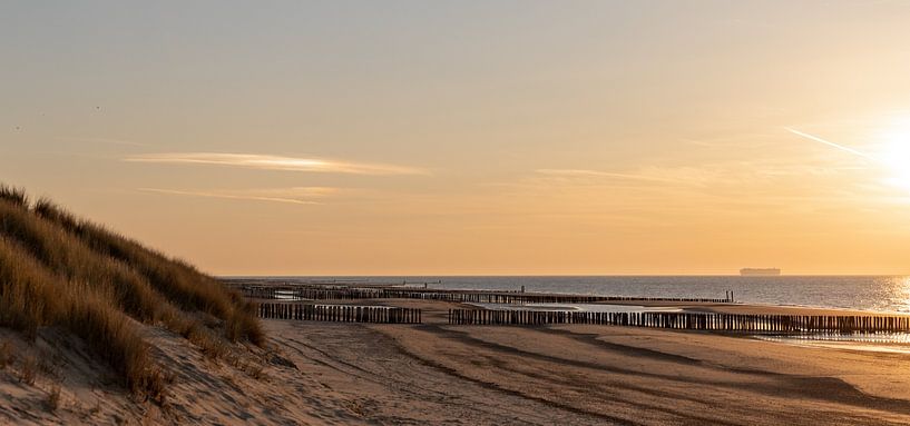 Domburgse strand bij avondlicht 4 van Percy's fotografie