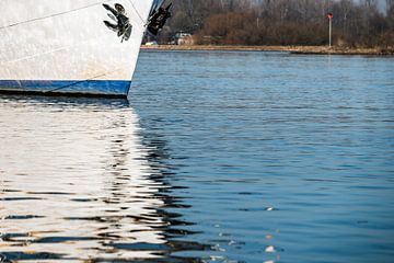 Reflectie van boot in het water van Fotografiecor .nl