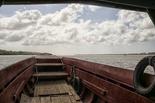 Veerboot op de Suriname rivier