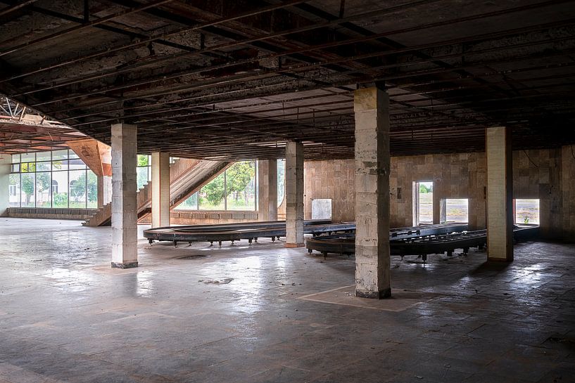 Verlassener Flughafen im Zerfall. von Roman Robroek – Fotos verlassener Gebäude