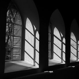 Ombres et lumières à travers les fenêtres de l'église sur Ad Jekel