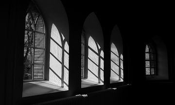 Ombres et lumières à travers les fenêtres de l'église sur Ad Jekel