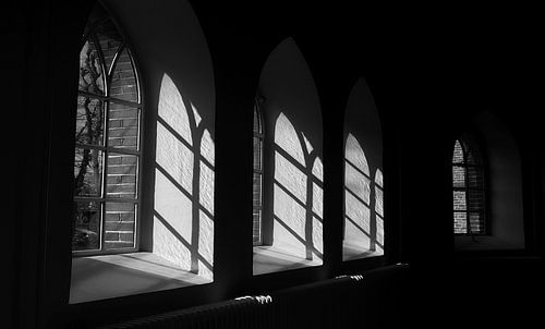 Licht en schaduw door kerkramen van Ad Jekel