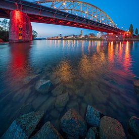 Image unique du pont John Frost d'Arnhem en soirée. sur Dave Zuuring