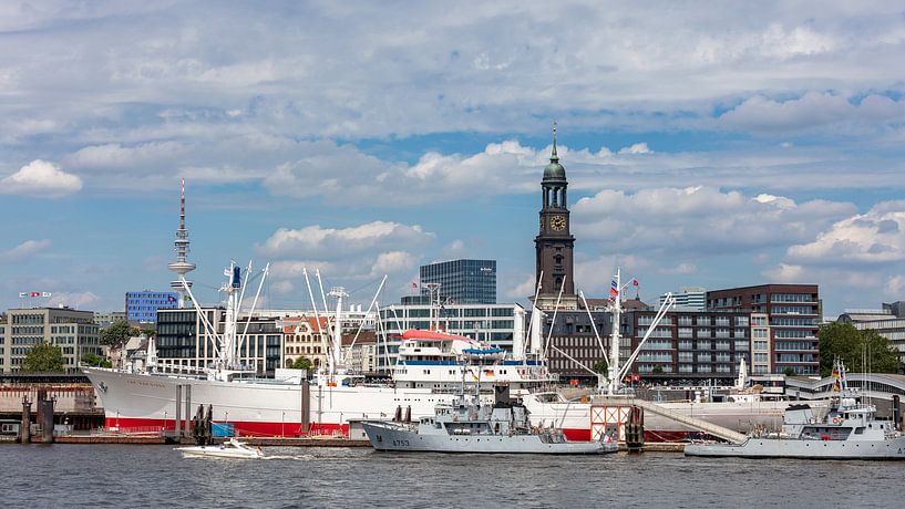 Hamburg harbour scene by Uwe Ulrich Grün