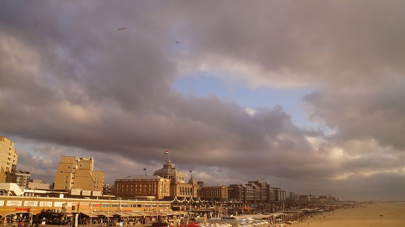 Zicht op Scheveningen met Kurhaus van Piet van Rijswijk