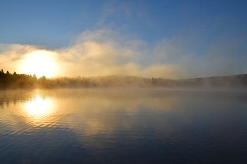 Ein Sonnenaufgang über dem See im Herbst