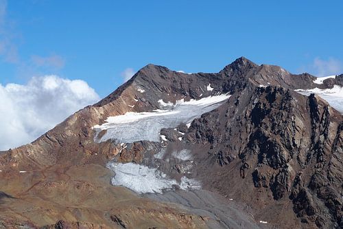 Het Engadin-gebergte biedt een harmonieuze mix van alpine vlakten, kristalheldere meren en zachte lariksbossen. Het landschap is overspoeld met licht, vredig en majestueus tegelijk - een natuurparadijs in het hart van Zwitserland.