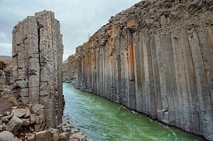 Stuðlagil kloof in IJsland van Tim Vlielander