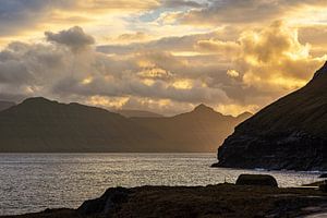 Sonnenaufgang nahe des Dorfes Gjógv auf der Färöer Insel Eyst