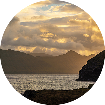 Zonsopgang bij het dorp Gjógv op het Faeröereiland Eyst