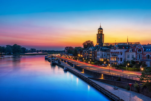 Kleurijk stadsbeeld van Deventer en de Welle Tijdens het blauwe uur