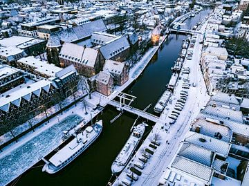 Zwolle besneeuwde Thorbeckegracht tijdens een koude winterochtend van Sjoerd van der Wal Fotografie