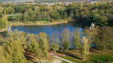 Luchtfoto van de Adolf-Mittag-See in het populaire Rotehornpark in Maagdenburg van Heiko Kueverling