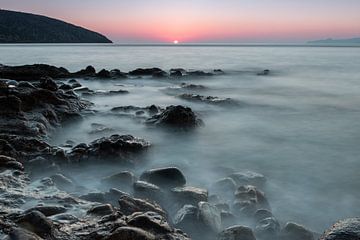 Rotsen bij zonsopkomst, Kreta - Griekenland van Dana Schoenmaker