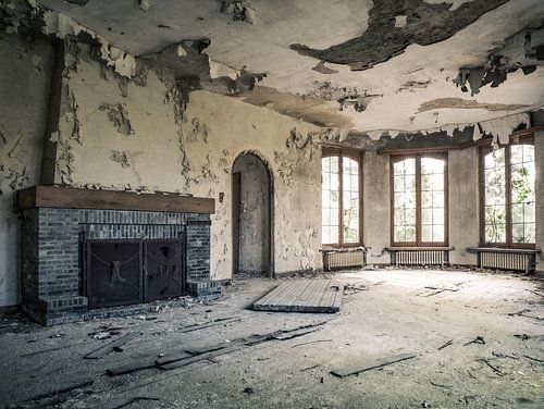 Woonkamer met Open Haard in Vervallen Villa  in België