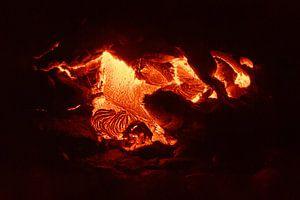 Heißes Magma tritt aus einer Erdspalte aus