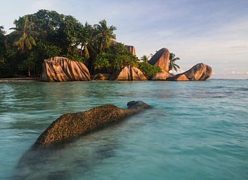 Felsformationen im Wasser am Strand Anse Source d'Argent, Insel La Digue, Seychellen von Karsten Wrobel