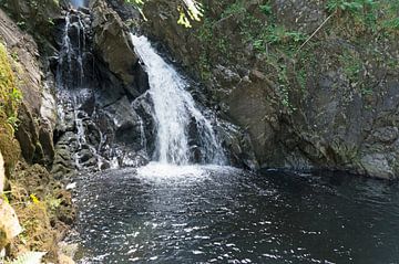 De Plodda waterval is een waterval 5 km ten zuidwesten van het dorp Tomich
