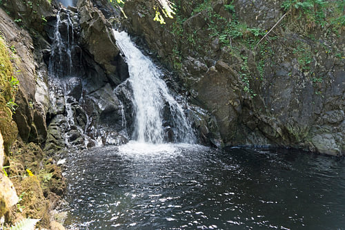 De Plodda waterval is een waterval 5 km ten zuidwesten van het dorp Tomich