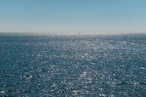 Zon over de Waddenzee + vissersboot