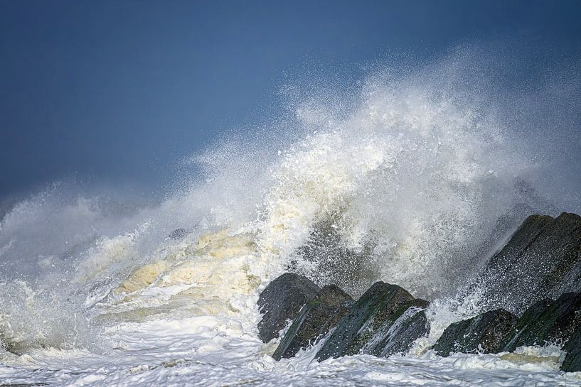 Storm langs de Nederlandse kust van Leon Okkenburg