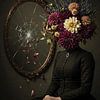 Frau mit Blumenspiegel von Evelin