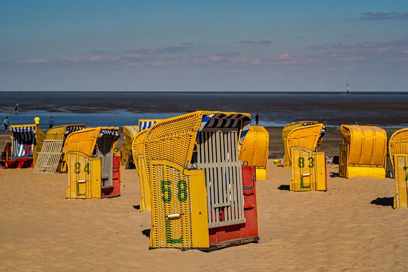 Strandkörbe am Strand von Sahlenburg von Thomas Riess