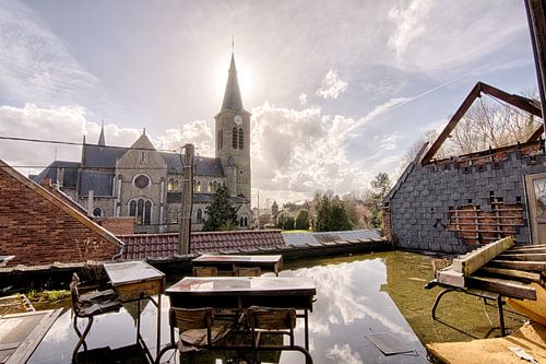 Kerk en schoolbanken in het zonnetje