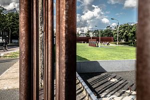 Berliner Mauer, künstlerischer Blick mit Alltagsleben auf beiden Seiten