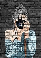Jonge fotograaf graffiti op zwarte muur