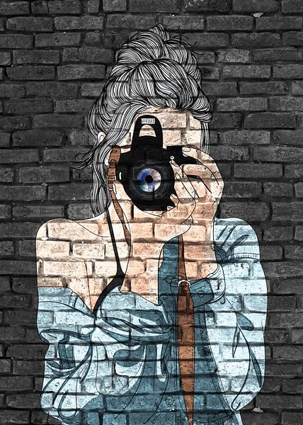 Jeune photographe faisant des graffitis sur un mur noir par KalliDesignShop